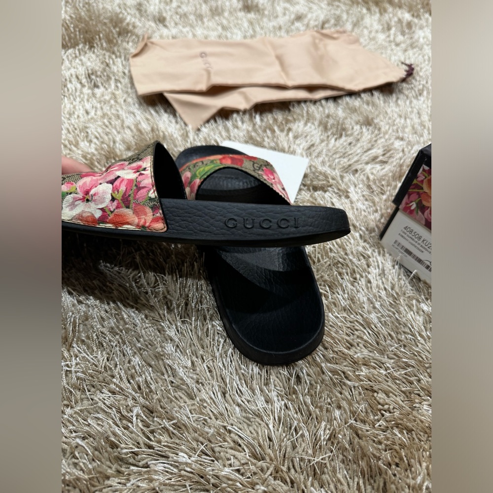 Women Gucci Slide Sandal - Picture 3 of 5